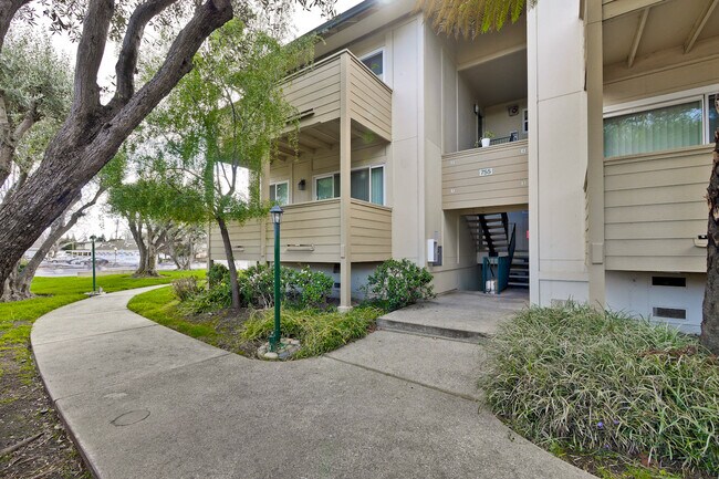 Building Photo - 755 N Fair Oaks Ave