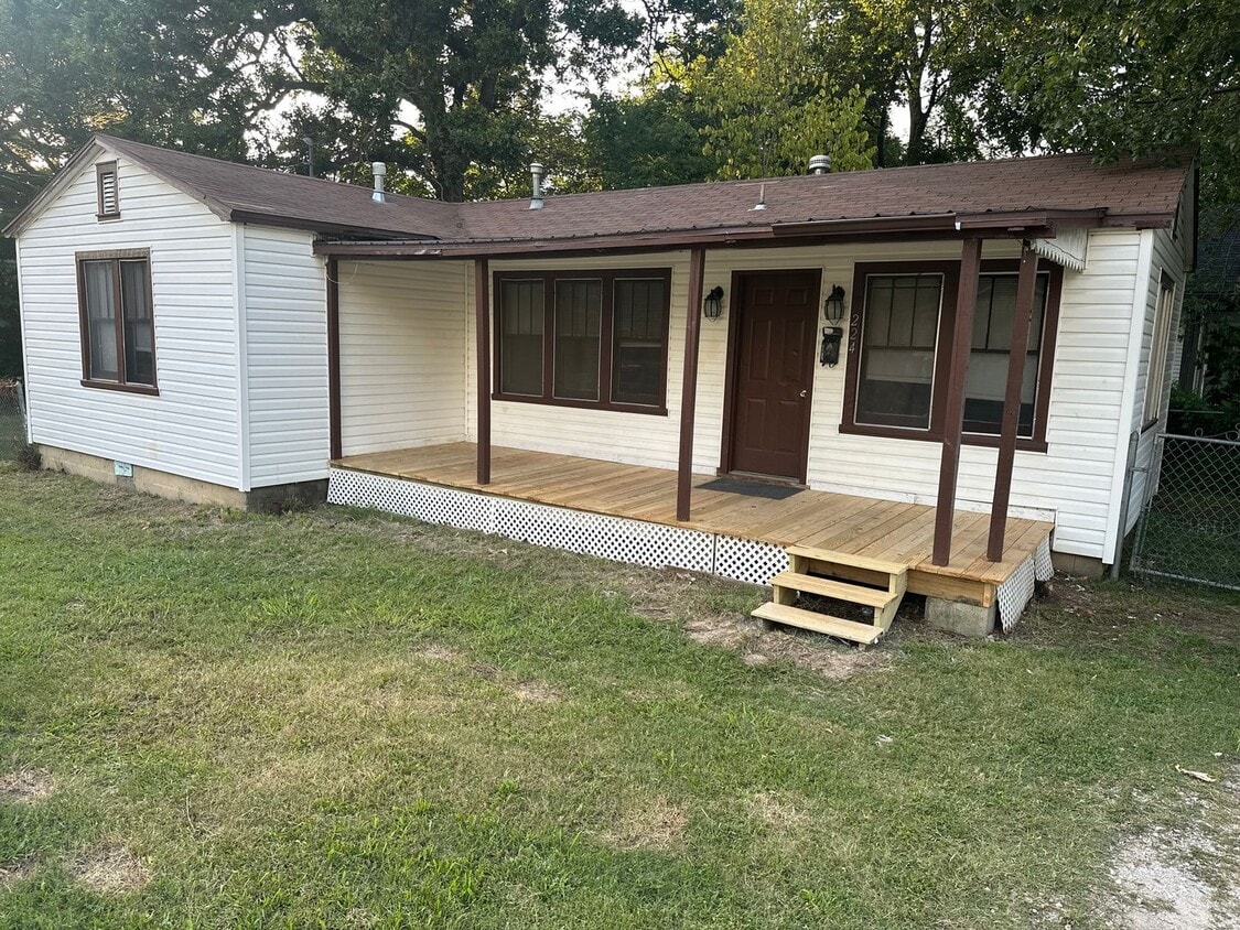 Primary Photo - 2 Bedroom, 1 Bathroom Home w/ Fenced-In Ba...