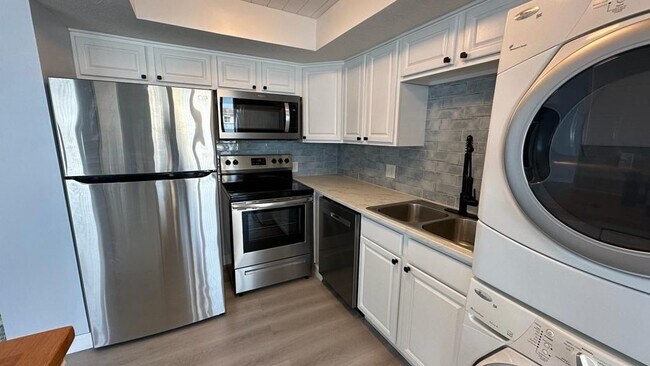 Building Photo - 1601 Ocean Dr S