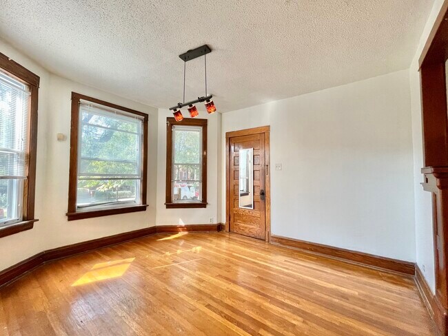 Building Photo - 2923 N Springfield Ave