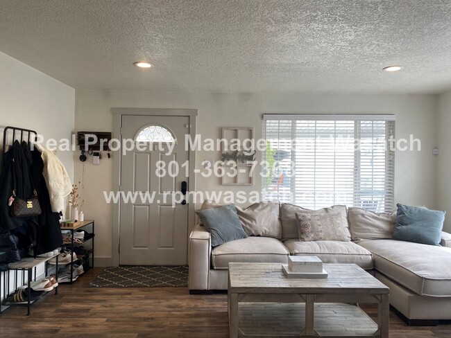 Building Photo - Come See This Beautiful 3 Bedroom 2.5 Bath...