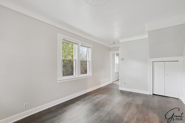 Building Photo - 3 Bed Bungelow $1200.00/mo