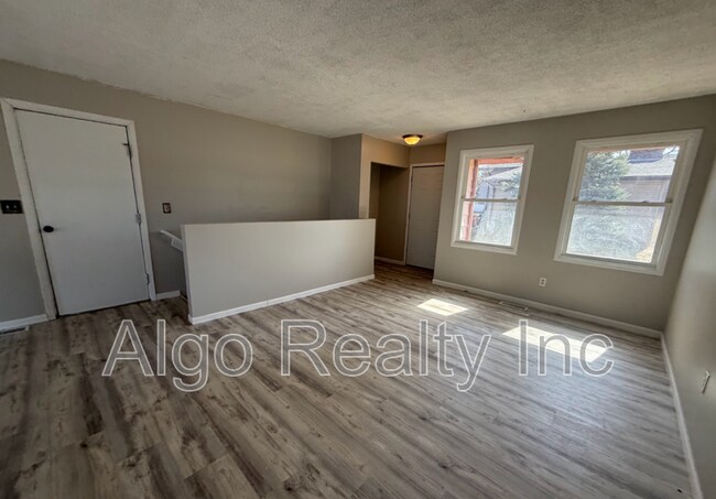 Foto del edificio - 8233 Douglas Ln N