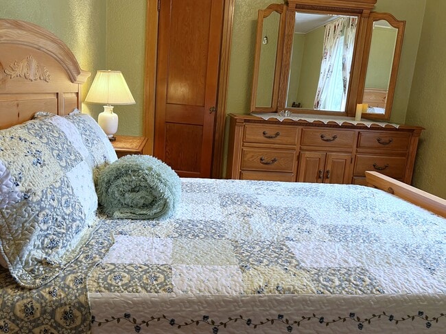 Building Photo - 148 Church St