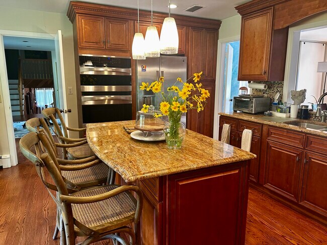 Foto del edificio - 222 Thornwood Rd