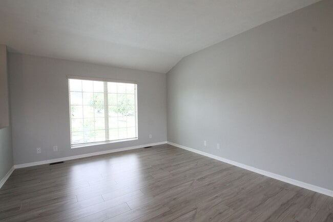 Building Photo - Fall Move In Special!!!  1/2 Off 1st Month...