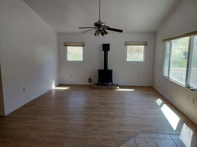 Building Photo - Arroyo Grande Home - 2 Bedroom 1 Bathroom - Peaceful and Quiet