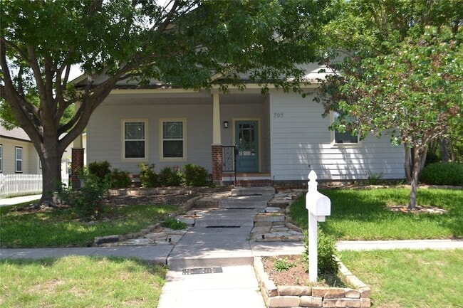 Photo - 709 Roberts St House