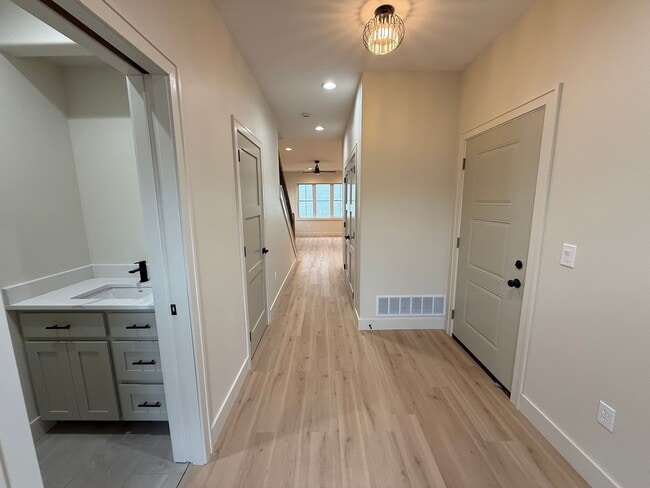 Foto del edificio - 6711-6715 New Town Ave.