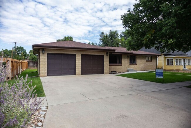 Building Photo - Charming All-Brick 2 Bedroom 3 bathroom Ranch Near Downtown Windsor!