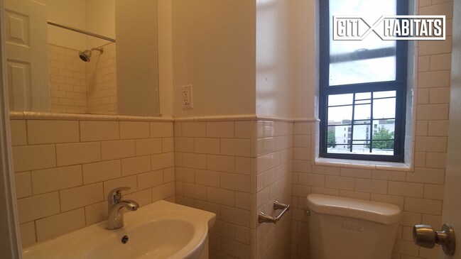 Building Photo - 406 E Fordham Rd