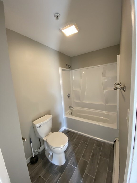 Full Bathroom - 82 Main St