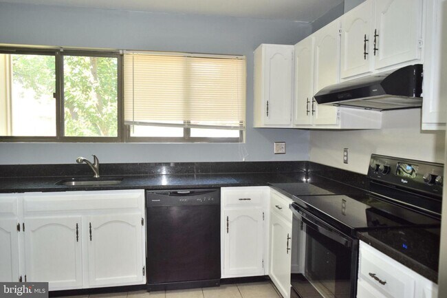 Building Photo - 2109 Old Landing Way