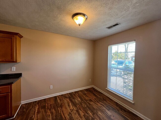 Foto del edificio - Nice 3 BR 2 Bath Corner Lot Brick Home in ...