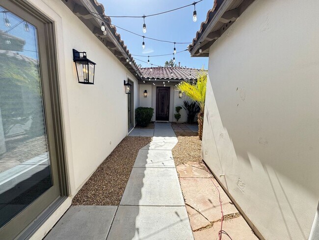 Building Photo - Southern Highlands Gem | 3 Bed, 2.5 Bath w...