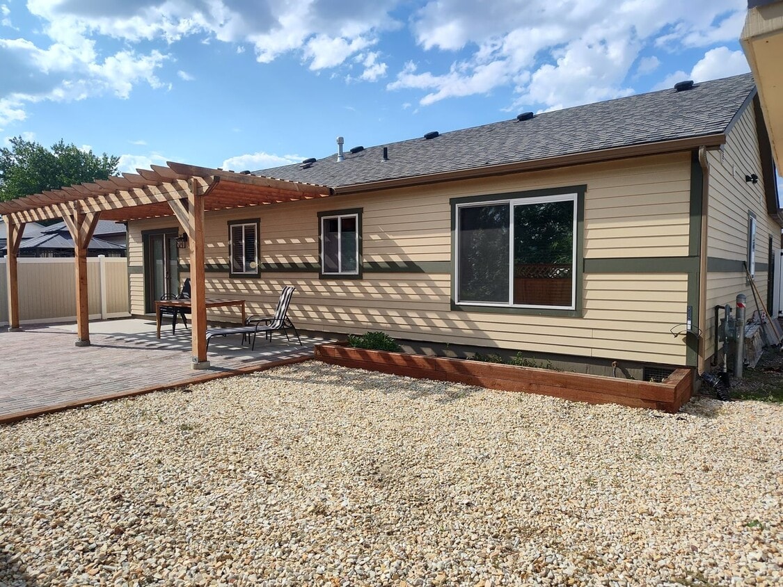 Building Photo - Rancher home!