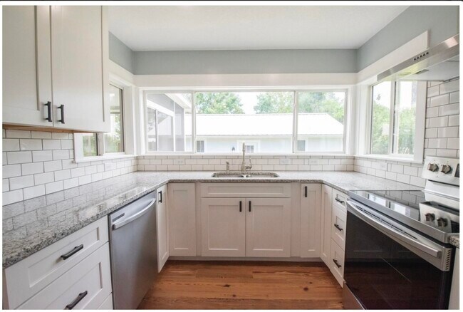 Building Photo - 608 Kings Way
