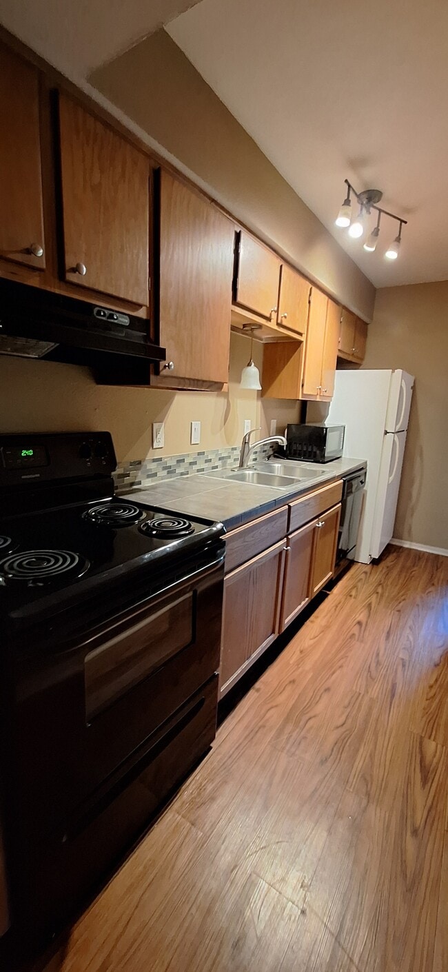 Building Photo - 302 Manuel Dr