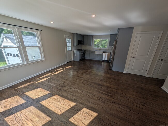 Foto del edificio - 44 Sunny Ridge Rd