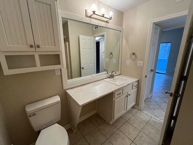 Foto del edificio - 2 Bedroom 1 Bath Upstairs Condo with MANY upgrades in Hunters Chase