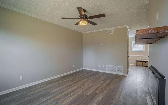Building Photo - 1235 Riverside Dr