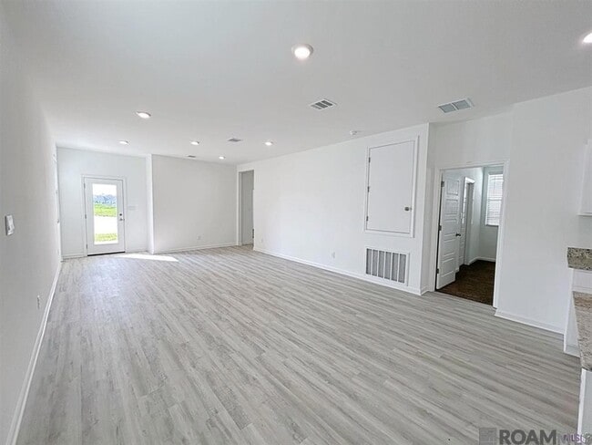 Building Photo - 1047 Drago Dr