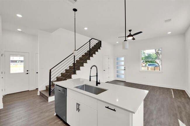 Foto del edificio - 7603 Carver Ave