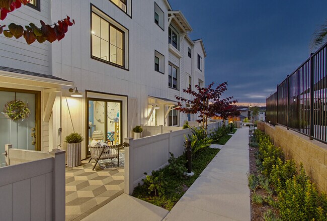 Foto del edificio - 2528 Delphinium Ln