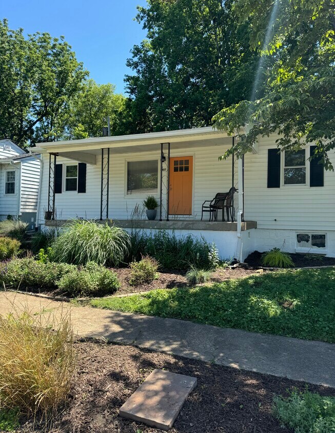 Front Entrance & large porch - 1407 Debow St
