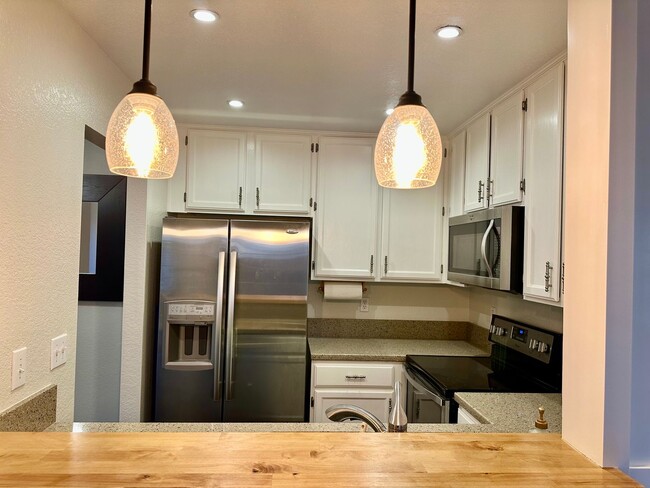 Building Photo - Great 2 Bedroom Townhome- Move in Ready! Washer/Dryer Garage