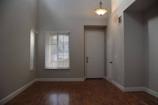 Building Photo - Sharp, clean and affordable Brentwood 3/2....