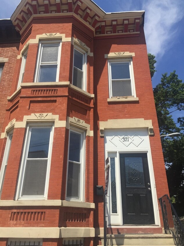 Primary Photo - 371 Bergen Ave