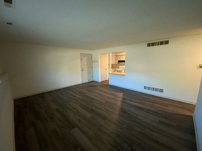 Building Photo - 2 Bedroom Apartment