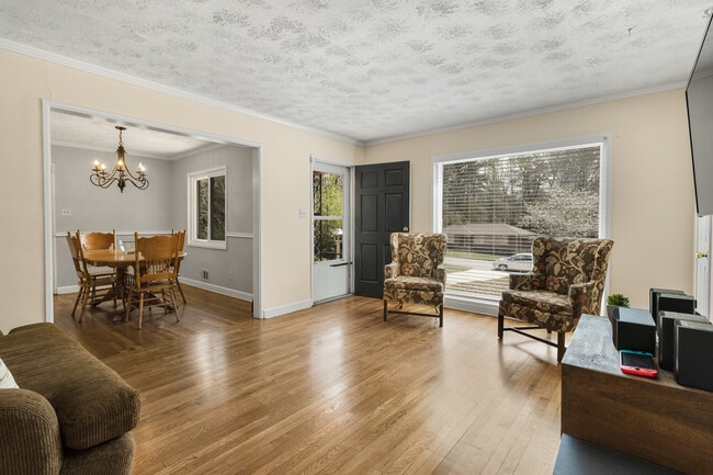 Building Photo - 2042 Shady Ln