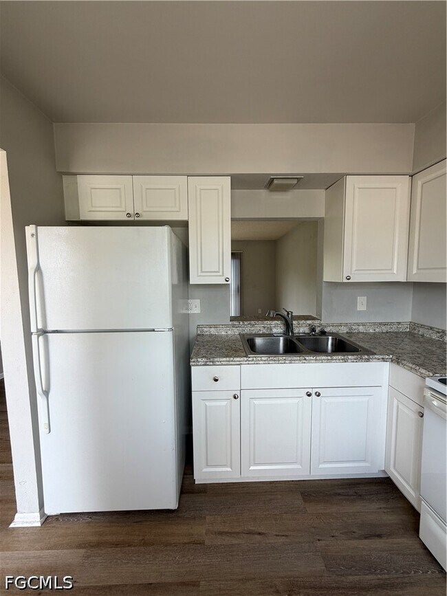 Foto del edificio - 1920 W Lakeview Blvd