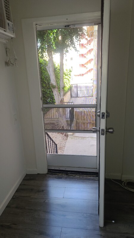 Foto del edificio - 909 Westbourne Dr