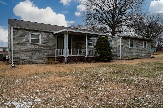 Building Photo - 7 Helen Ln