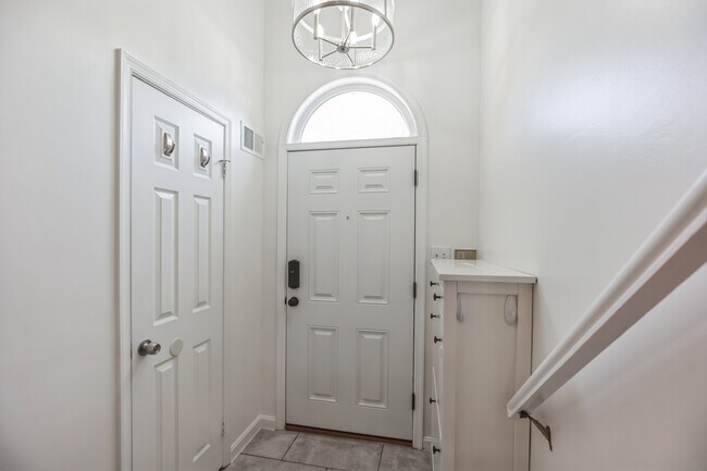 Building Photo - 6455 English Ivy Ct