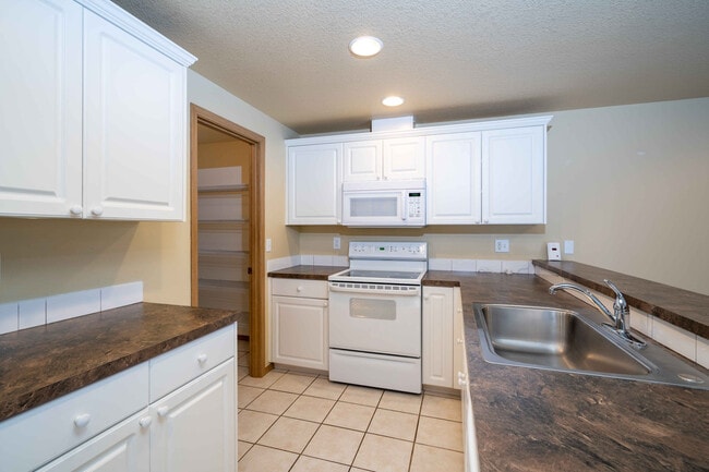 Building Photo - Recently Updated 3 Bedroom 2.5 Bath Duplex...