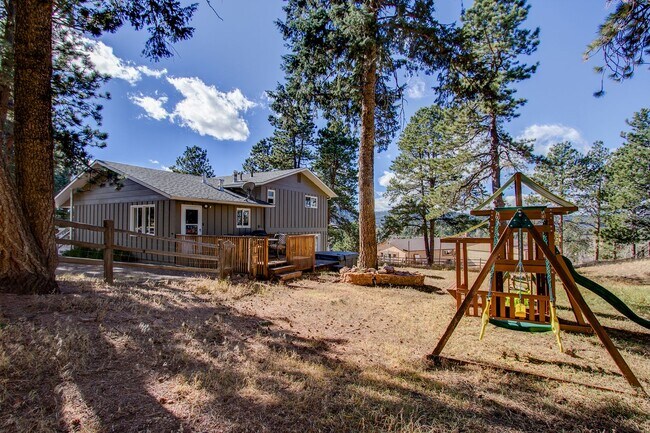 Foto del edificio - Peaceful 5 bdrm Mountain retreat in Woodla...