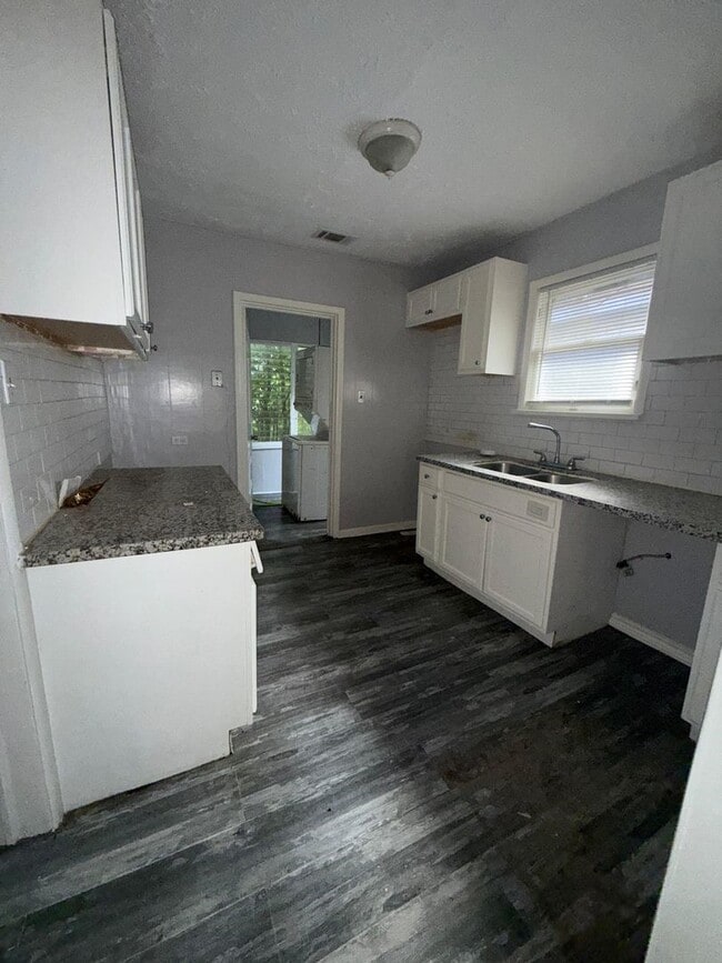 Building Photo - 3012 Live Oak St