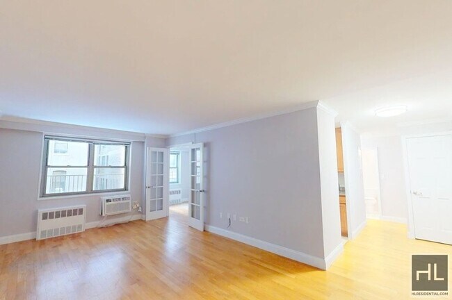 Foto del edificio - 2 bed flex 1 bathroom / WASHER AND DRYER / balcony / West 97th Street