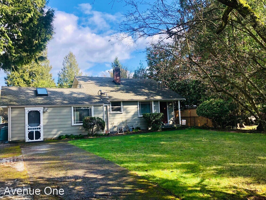Foto principal - 3 br, 1 bath House - 11018 Bartlett Ave NE