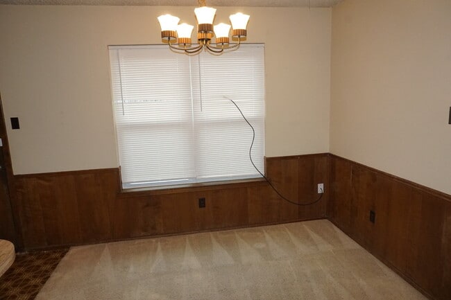 Building Photo - Duplex Located Just Off S. Loop Conveniently Located Near Many Restaurants, Shopping Mall / Outle...