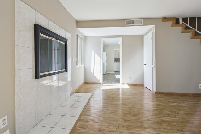 Building Photo - 5275 Colodny Dr