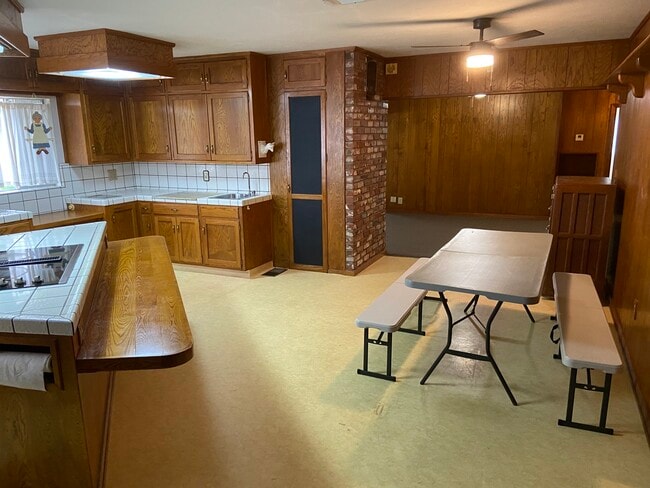 Área de comedor fuera de la cocina grande. - 825 Mathew St