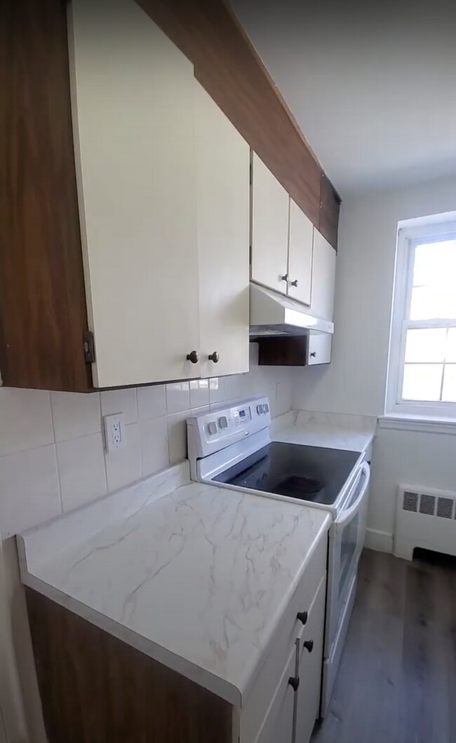 Foto del edificio - Sunny, Great Value Brookline 2-Bed; Heat/H...