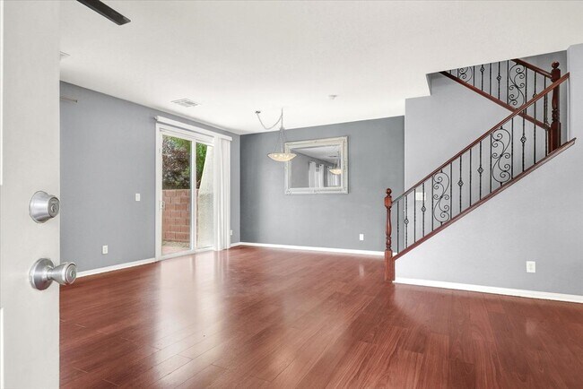 Foto del edificio - 1323 Grass Creek Ave