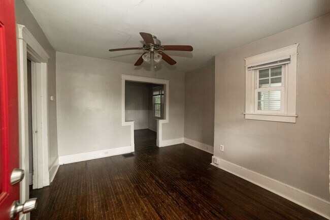 Foto del edificio - 2413 Emmett Ave