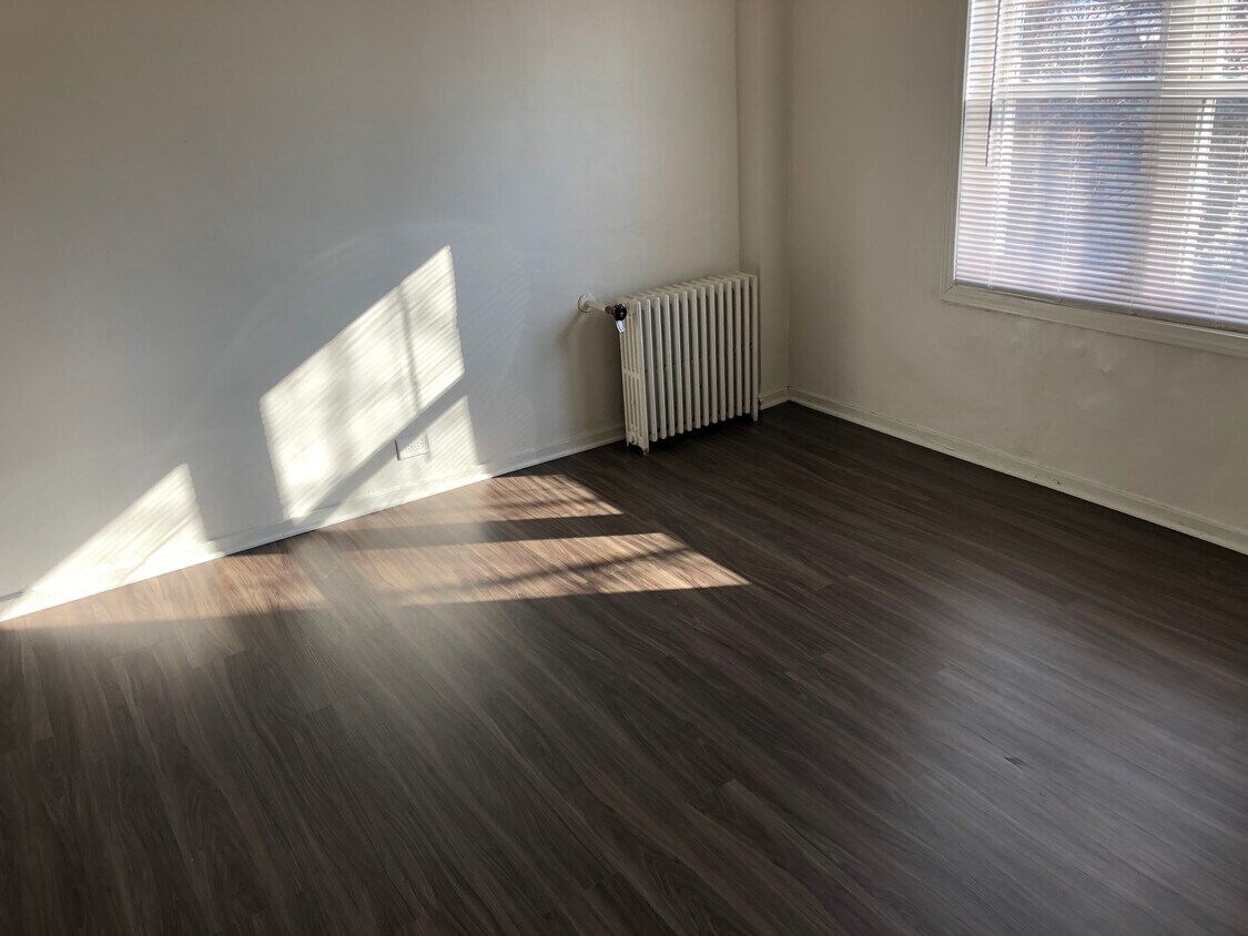 Foto principal - 7327 N Rogers Ave